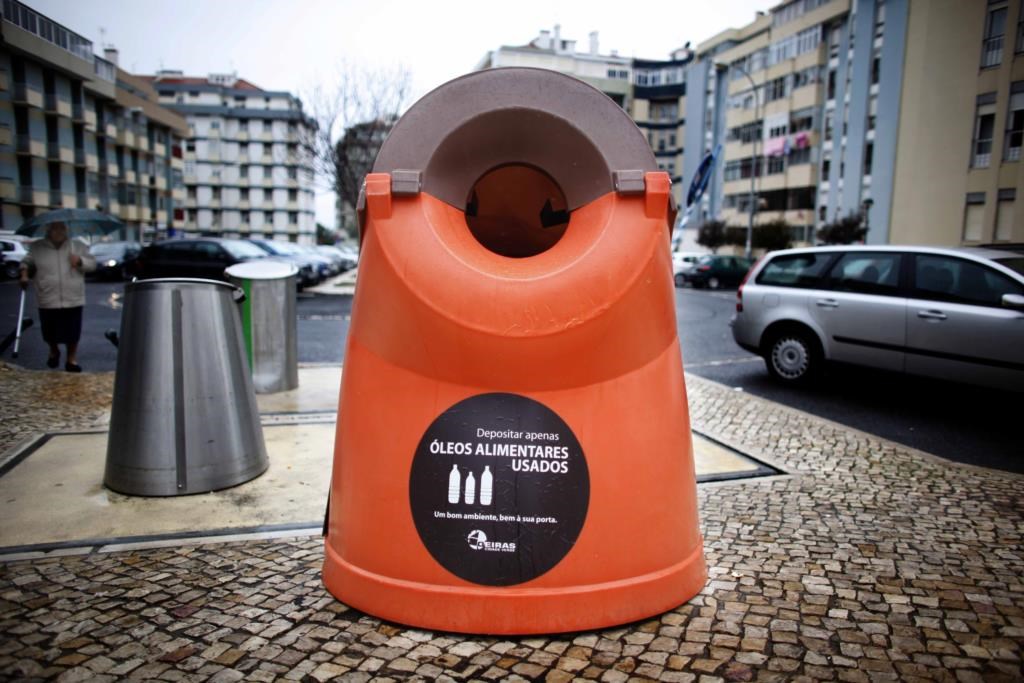 Empresa de biodiesel compra no estrangeiro óleo que portugueses deitam no esgoto